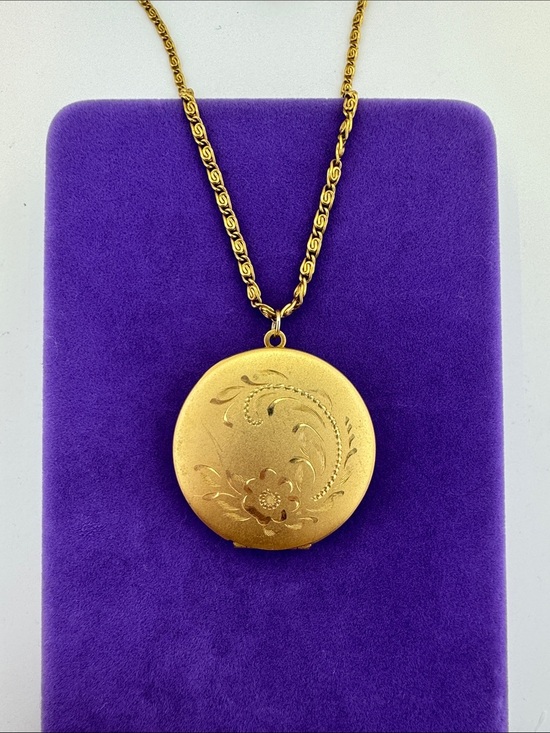 Jewelry - 💛 Vintage Gold Plated Floral Engraved Round Locket Necklace | Botanical Romance